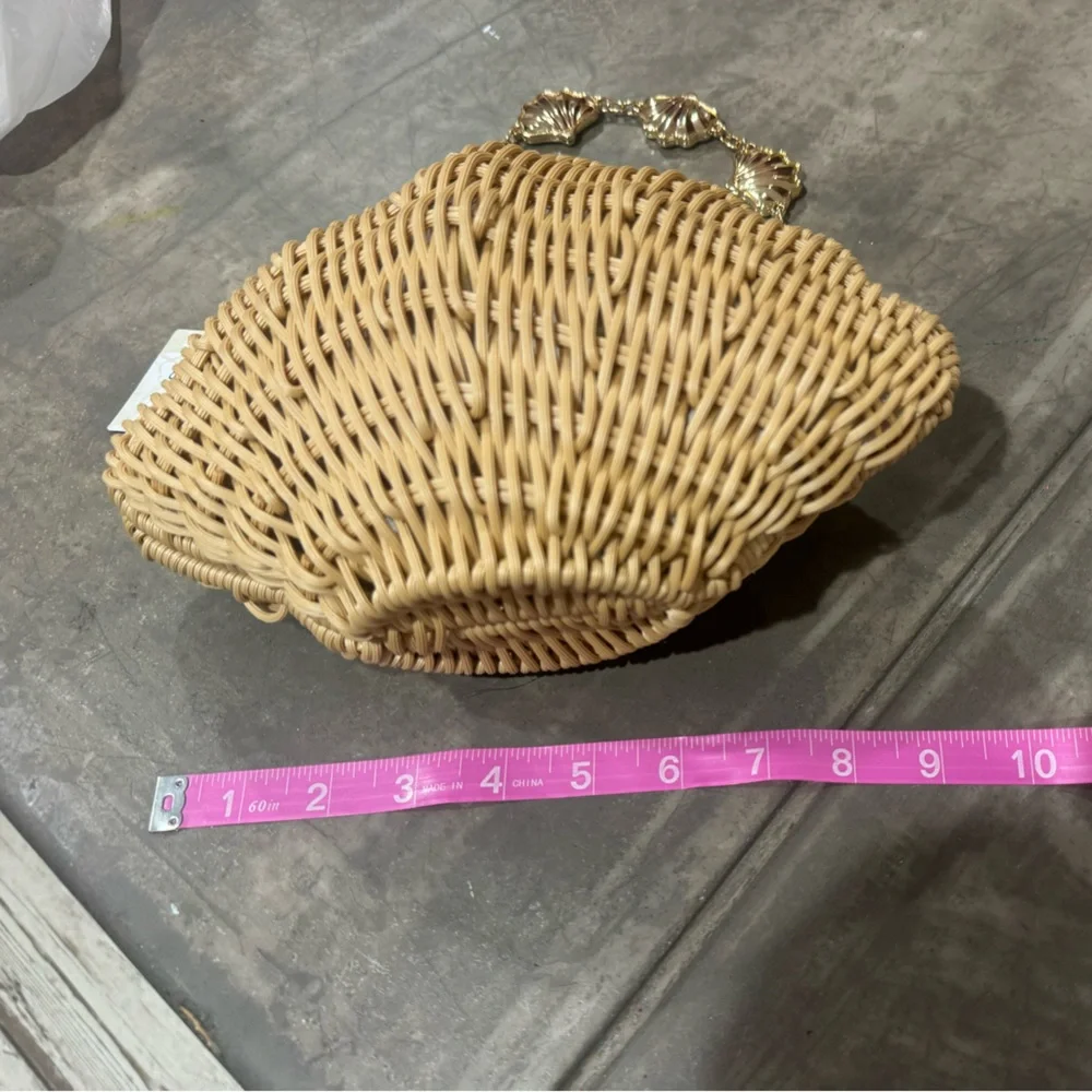 Tommy Bahama Chic Woven Tan shell Clutch with Gold seashell  Chain! Cute& unique - Picture 7 of 9
